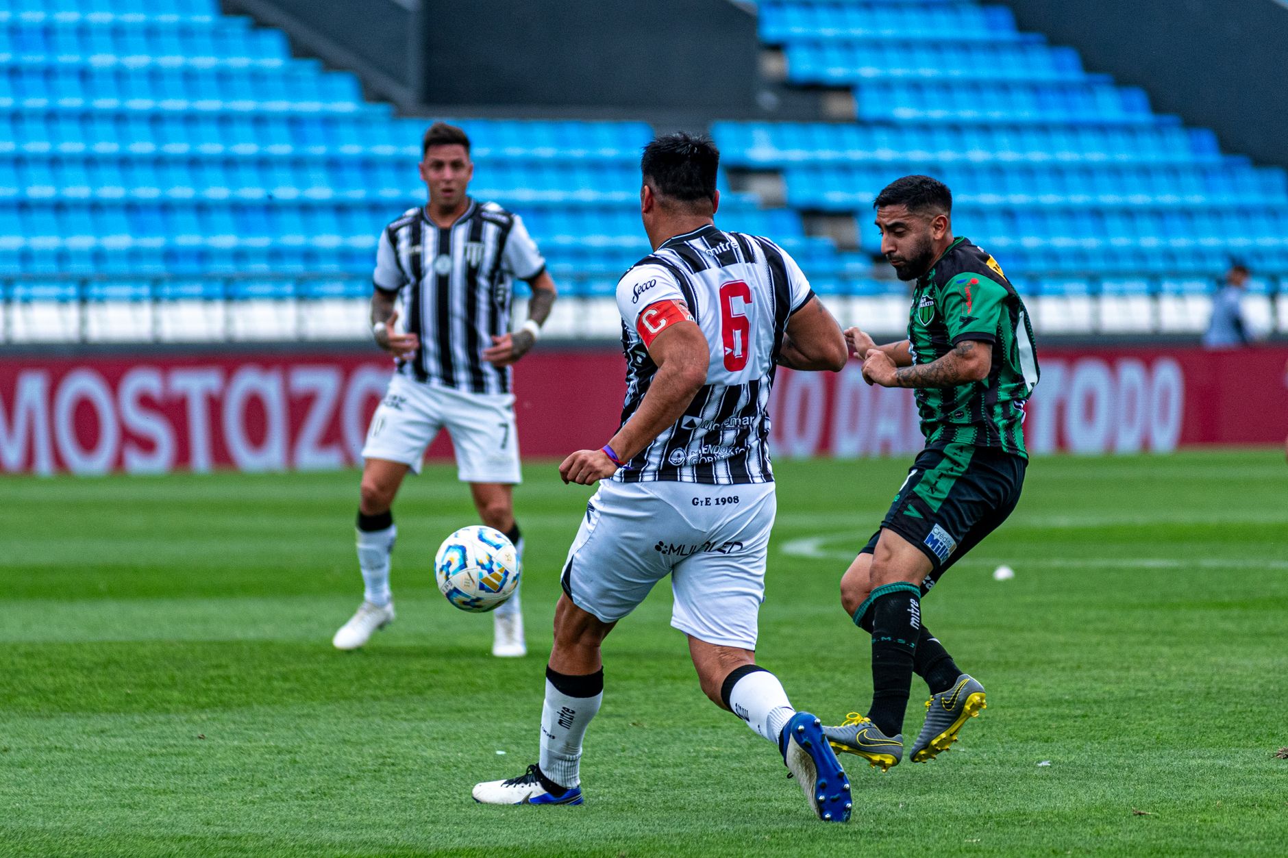 A Paixão Em Campo: Entendendo a Essência dos Clássicos do Futebol Brasileiro 1 pexels photo 29719220